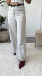 Calças de ganga com riscas na bainha