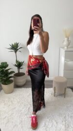 Saia preta acetinada com renda - Image 3