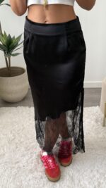 Saia preta acetinada com renda