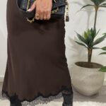 Saia acetinada castanha com renda preta