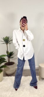 Camisa branca botões flores