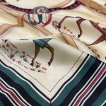 Lenço padrão equestre creme