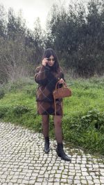 Conjunto camisola e saia malha losangos castanhos