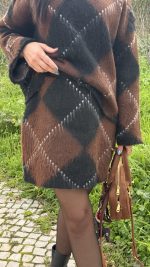 Conjunto camisola e saia malha losangos castanhos - Image 4