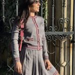 Conjunto cardigan e saia de pregas