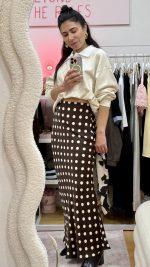 Saia acetinada castanha com bolinhas creme