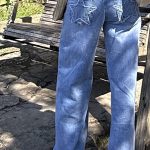 Jeans azuis com estrelas nos bolsos