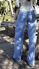 Jeans azuis com estrelas nos bolsos