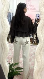 Jeans brancas com estrelas nos bolsos