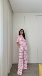 Conjunto rosa bolinhas castanhas