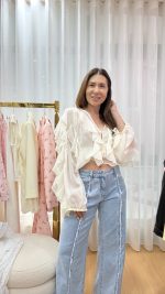 Blusa folhos creme - Image 5