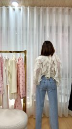 Blusa folhos creme - Image 7
