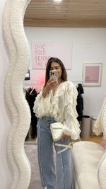 Blusa folhos creme - Image 6