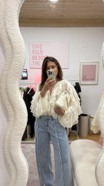 Blusa folhos creme - Image 4