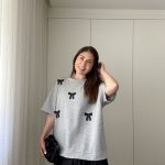 T-shirt cinzenta laços pretos