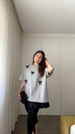 T-shirt cinzenta laços pretos