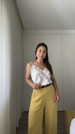 Top branco acetinado com renda