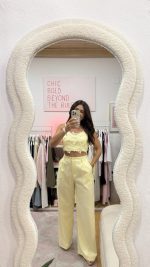 Conjunto calças e top amarelo