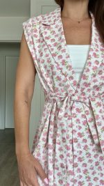 Conjunto calça e colete flores rosa - Image 2