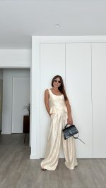 Conjunto acetinado bege - Image 7