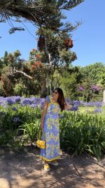 Conjunto saia e top vichy azul com bordados amarelos - Image 2