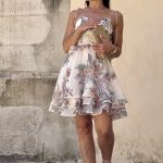 Vestido curto folhos