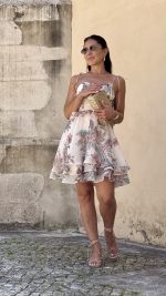 Vestido curto folhos