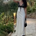 Vestido creme com bolinhas pretas